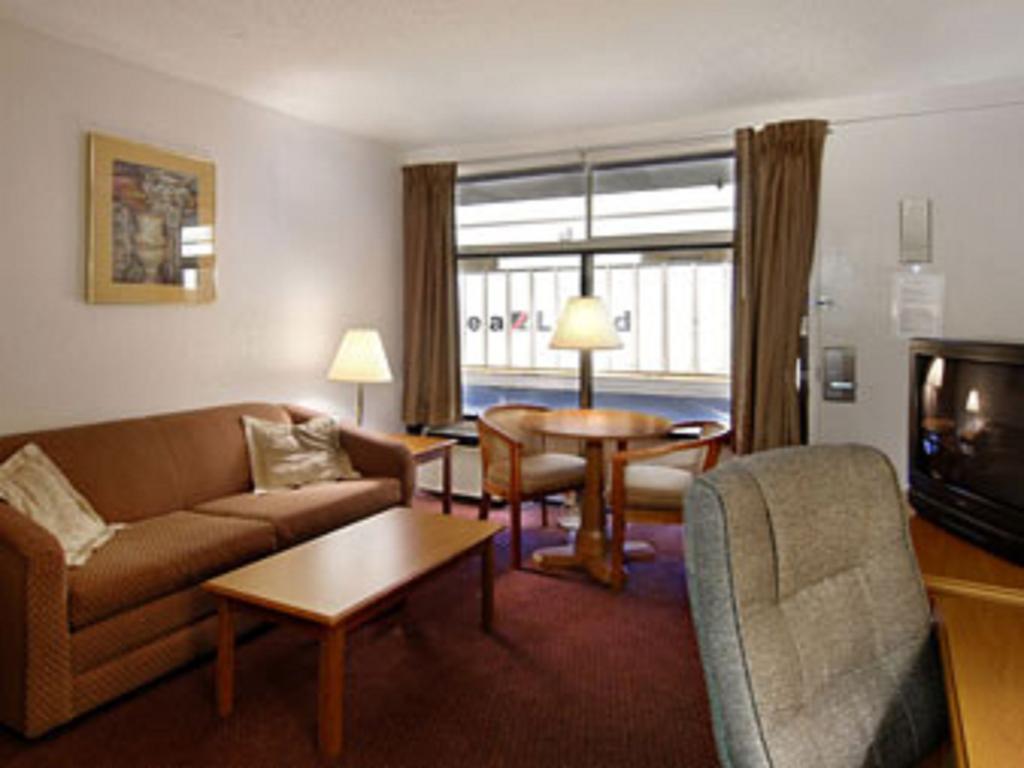 Howard Johnson Inn & Suites كولومبس الغرفة الصورة